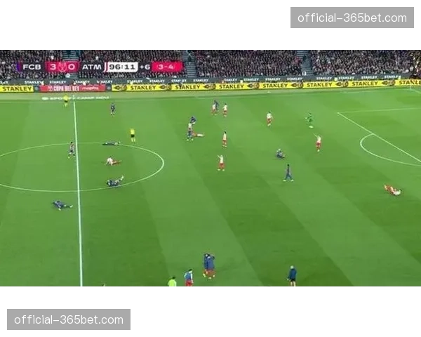 终场哨响,确定降级的波鸿球员瘫坐草地,球迷高歌鼓励 终场哨响,确定降级的波鸿球员瘫坐草地,球迷高歌鼓励